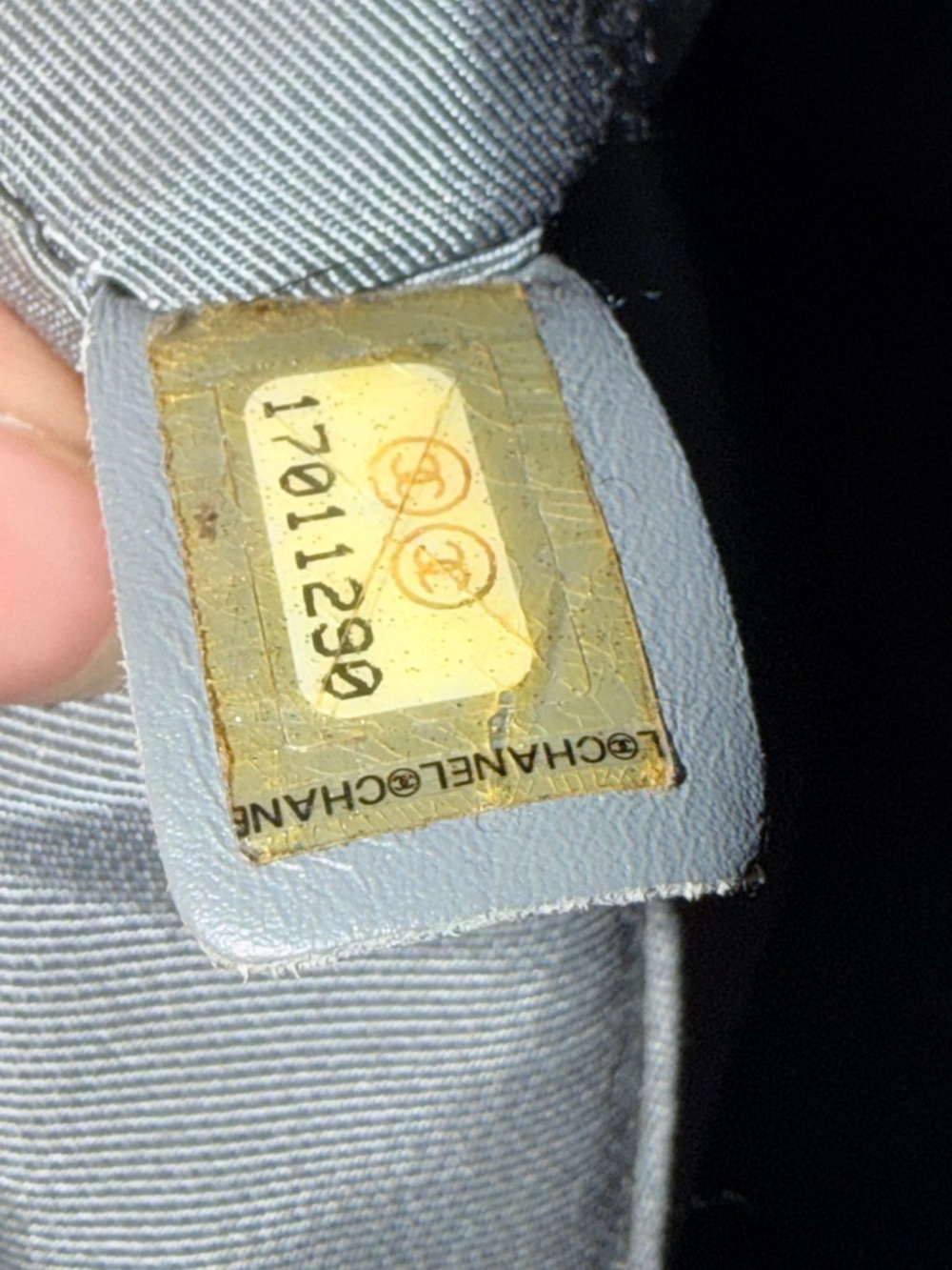 CHANEL Executive Cerf Leather Tote with CC Emblem - Picture 11 of 17